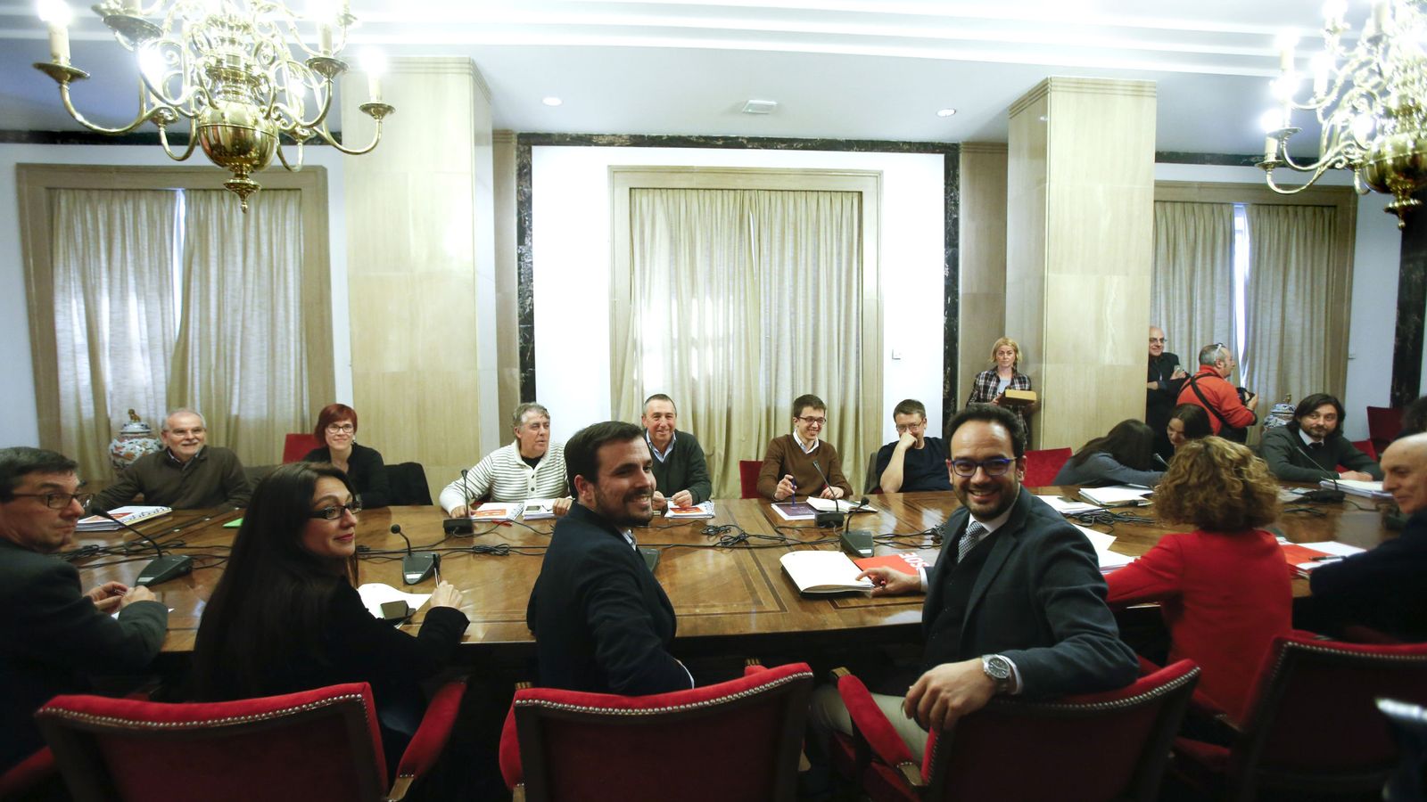 Foto: Reunión de los negociadores de PSOE, IU-UP, Compromís y Podemos este 22 de febrero en el Congreso. (EFE)