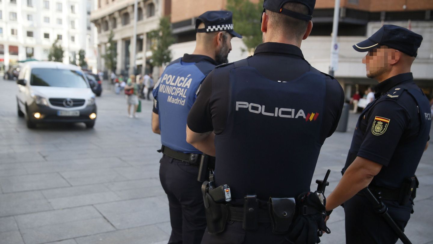 Agentes de la Policía Nacional y Municipal de Madrid, en la céntrica plaza de Callao, una de las más concurridas de la capital. (EFE)