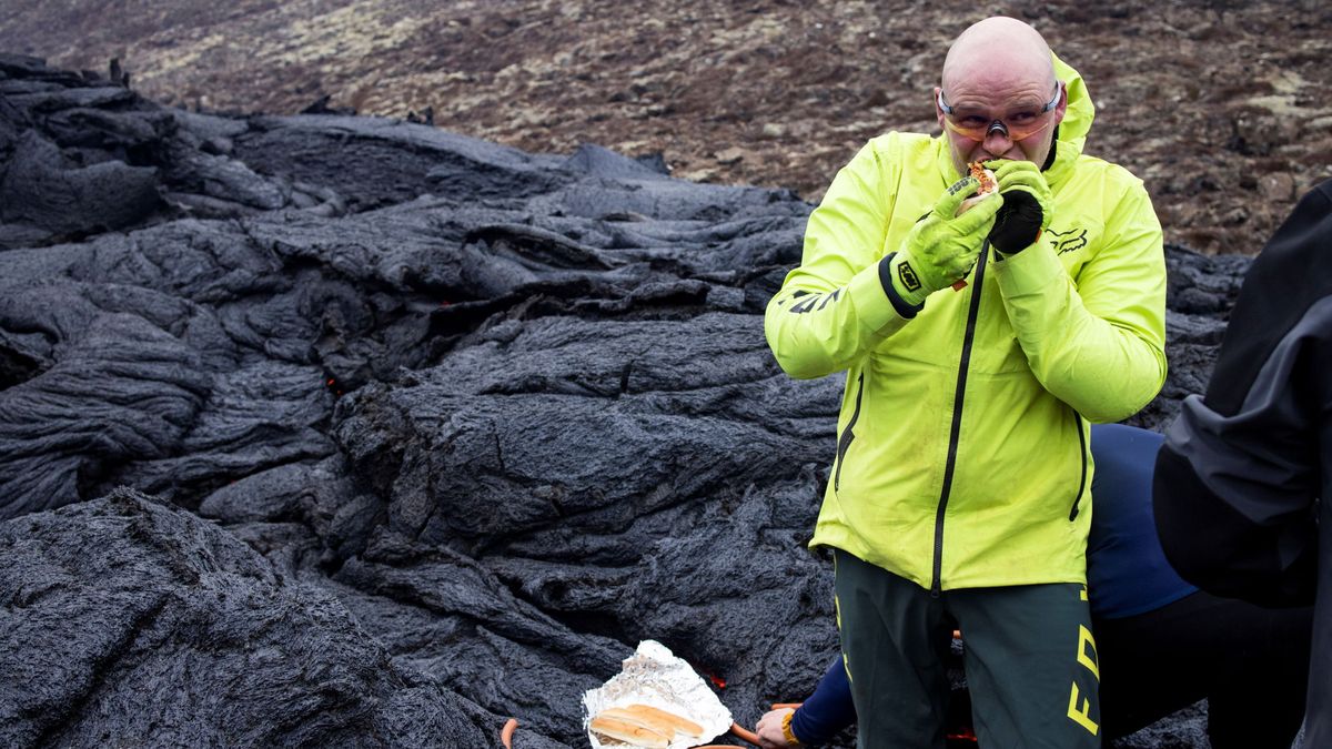 Perritos incandescentes: así aprovechan en Islandia la erupción del volcán Fagradalsfjall