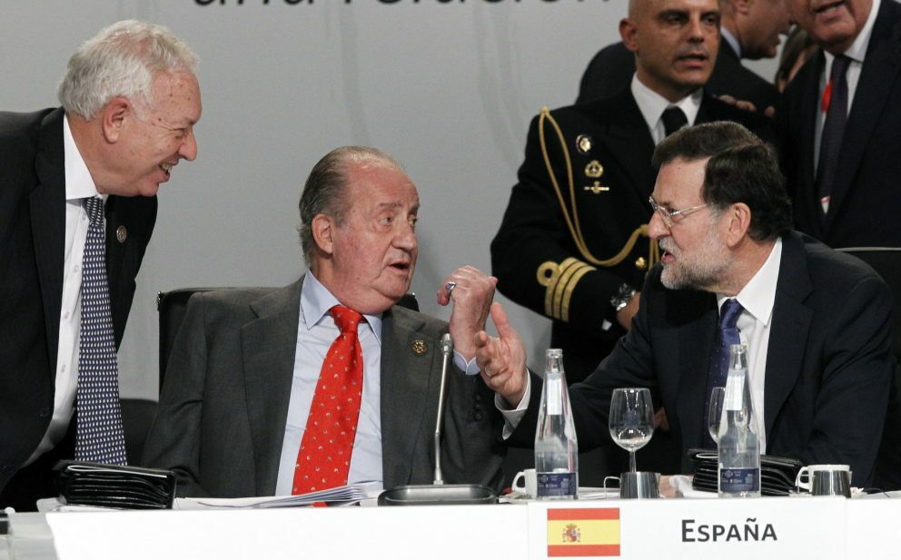 Moratinos, el Rey y Rajoy en la cumbre del año pasado. (Efe)