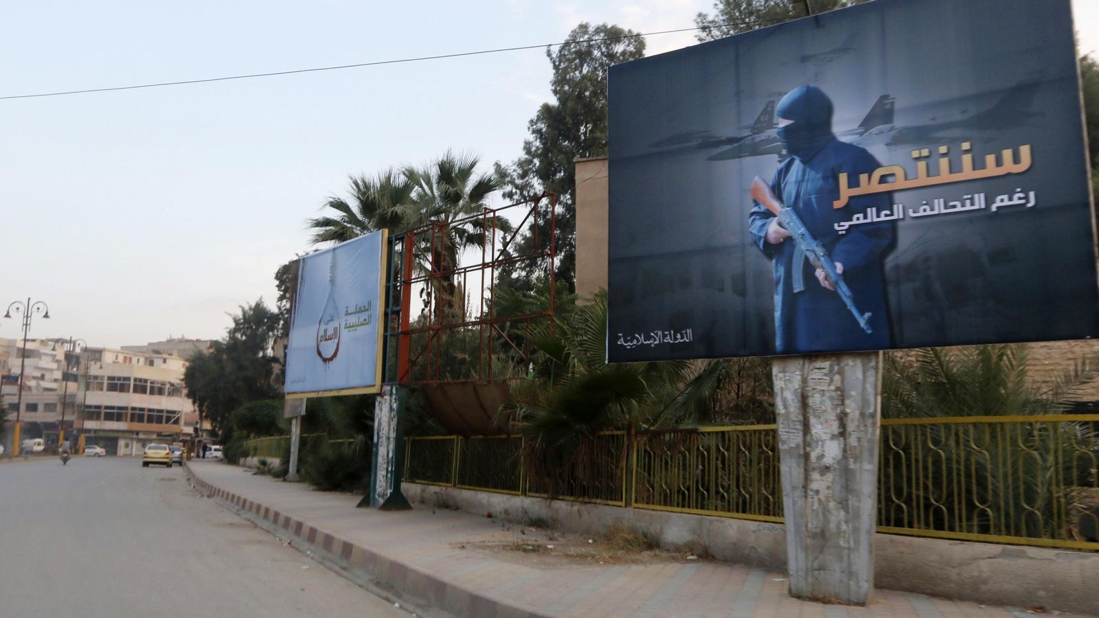 Foto: Carteles en la capital del Califato, en Raqqa (Reuters).