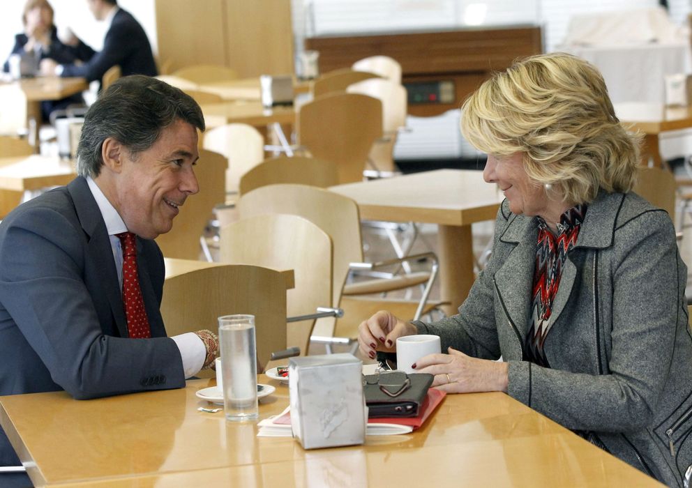 Foto: Aguirre y González, en la cafetería de la Asamblea (EFE)