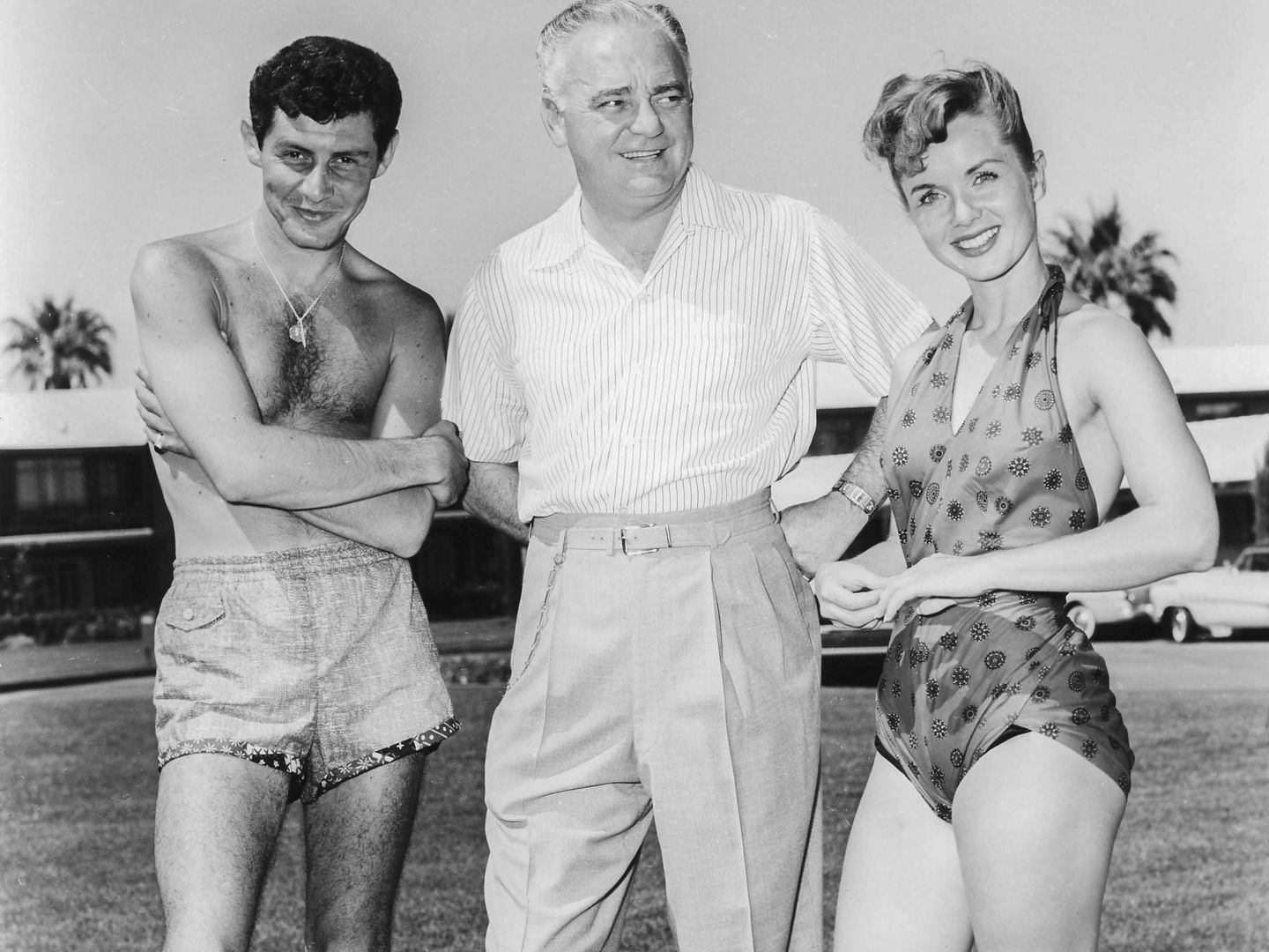 Debbie Reynolds, junto a Eddie Fisher (i) y el dueño de casino Wilbur Clark (c) en el Desert Inn en Las Vegas en 1954. (EFE)