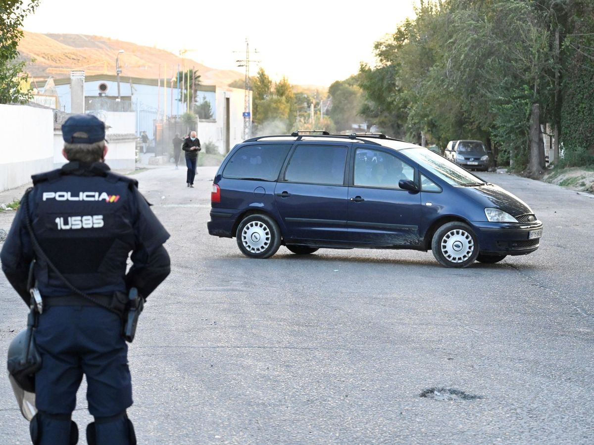 Foto: Operación policial en la Cañada Real. (EFE/Víctor Lerena)