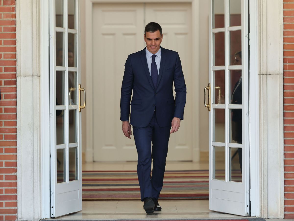 Foto: El presidente Sánchez, en la puerta de Moncloa. (EFE/Kiko Huesca)