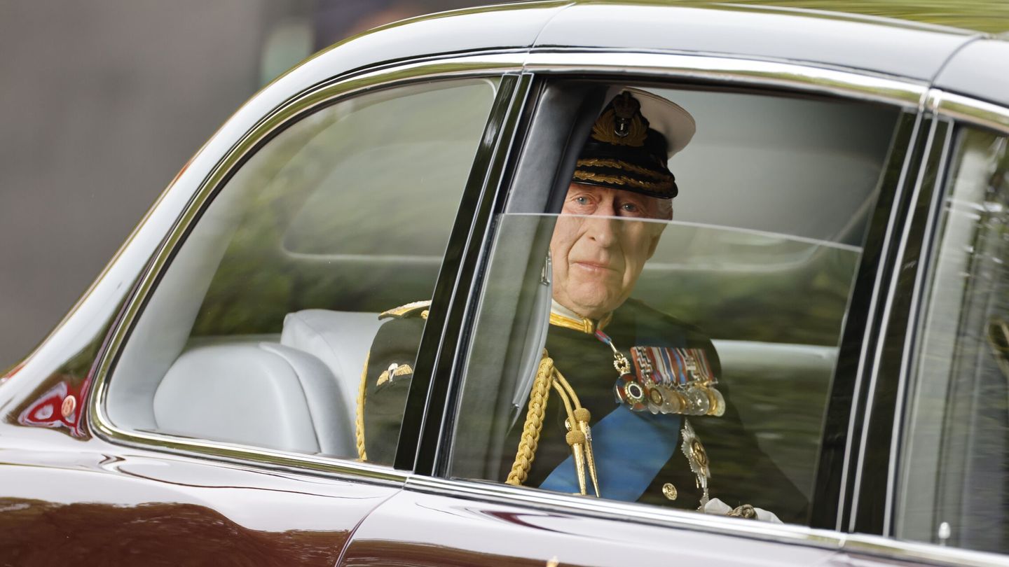 El rey Carlos III en su camino hacia Westminster Hall. (EFE)