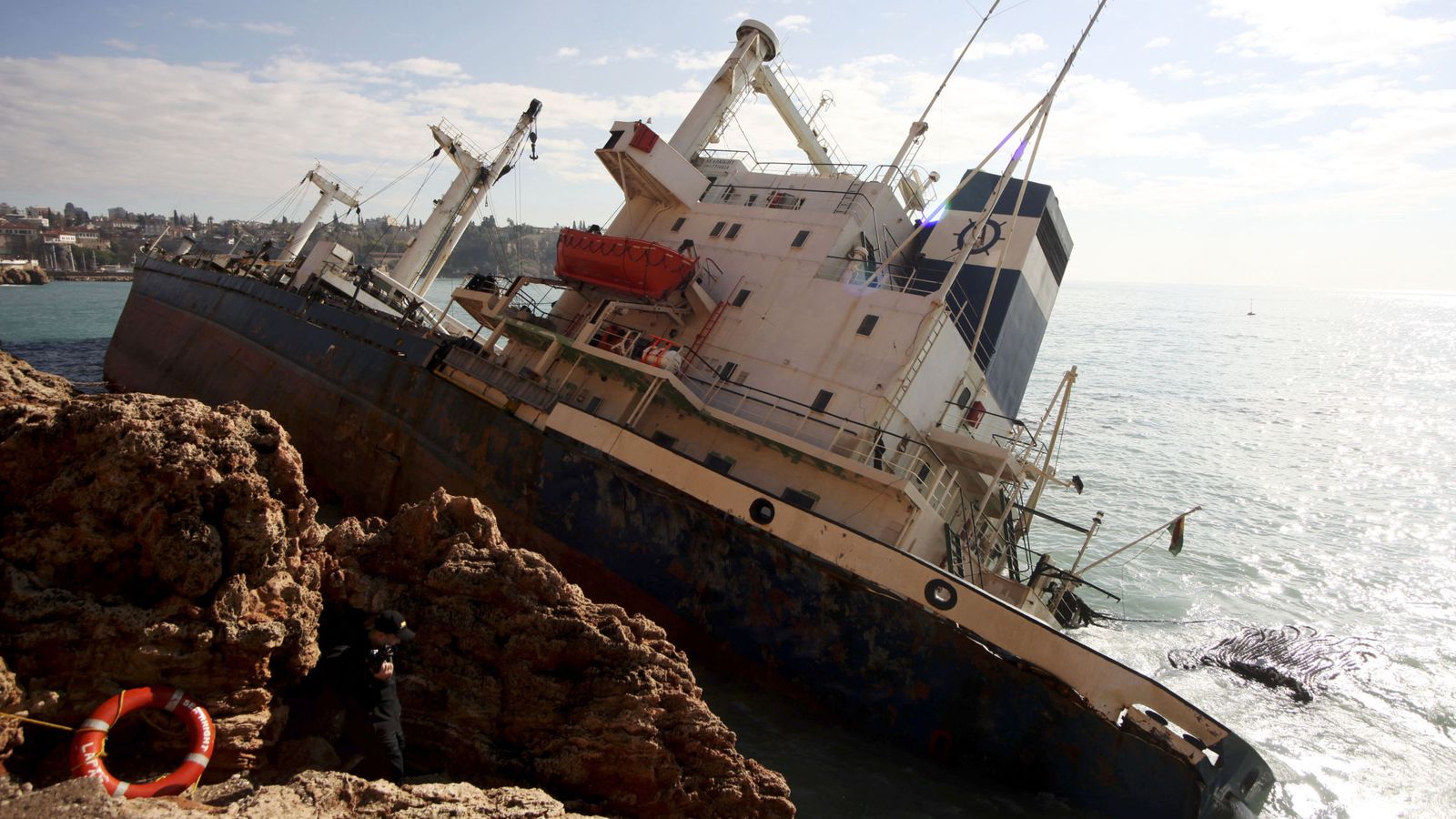 Foto: El carguero de pabellón boliviano 'Sea Bright', encallado en Antalya, en la costa sur de Turquía, el 18 de diciembre de 2010. (Reuters)