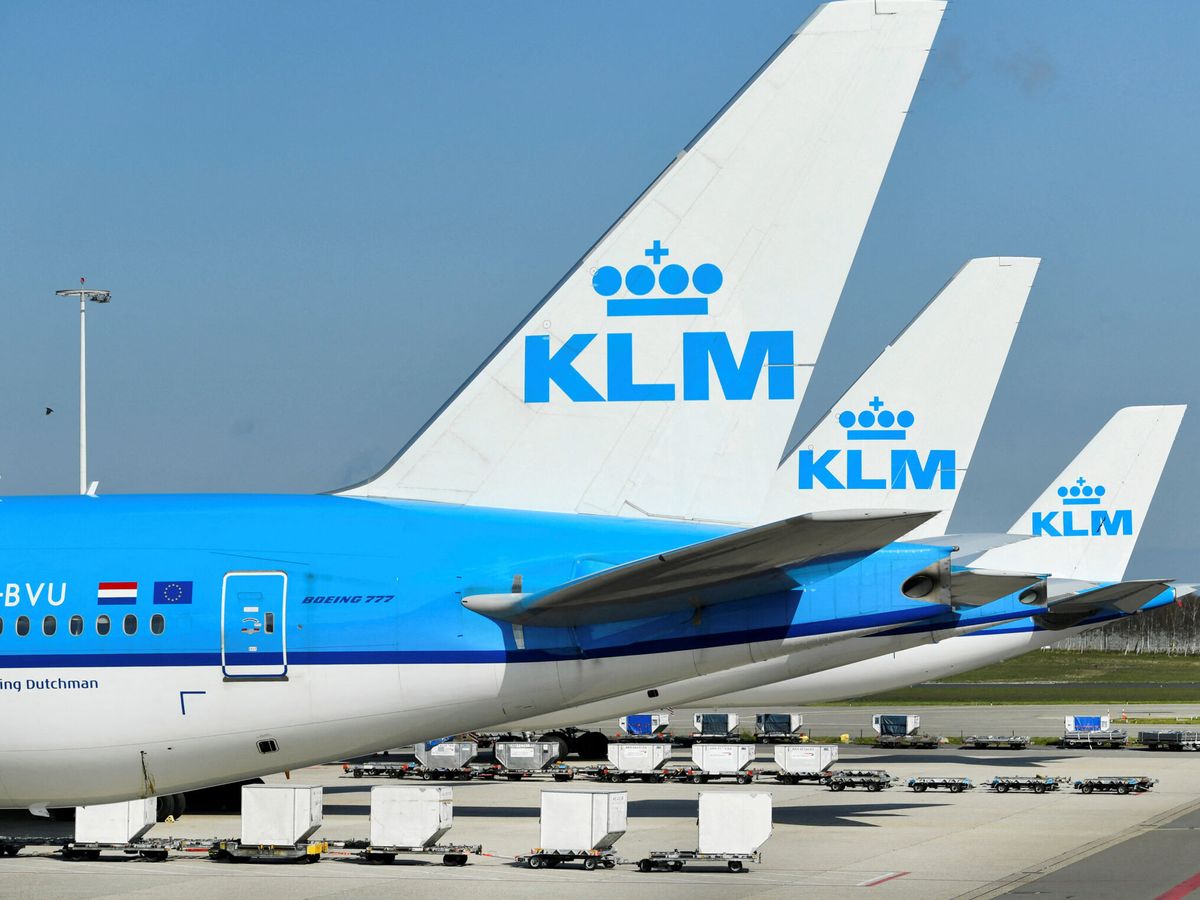 Foto: Aviones de la aerolínea KLM aparcados en el aeropuerto de Ámsterdam durante la pandemia. (Reuters/ Piroschka van de Wouw) 