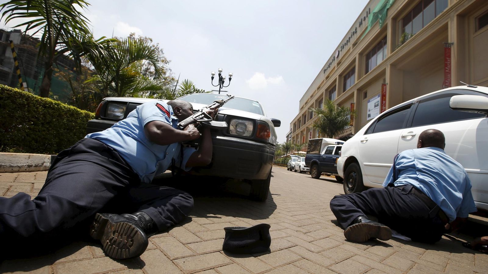 Foto: Agentes se ponen a cubierto durante el ataque contra un centro comercial de Nairobi, en septiembre de 2013 (Reuters). 