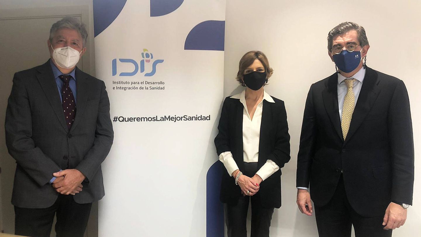 Ángel de Benito, secretario general de IDIS, Marta Villanueva, directora general de IDIS, y Juan Abarca, presidente de IDIS. 