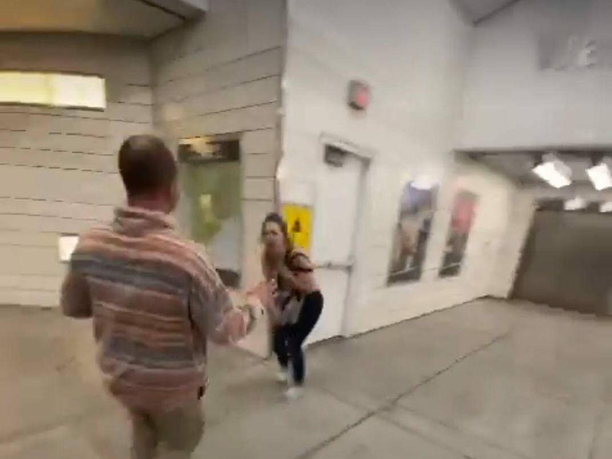 Foto: Un ladrón intenta arrancarle el collar a una chica en el metro y su salvador arrasa en redes (Twitter)