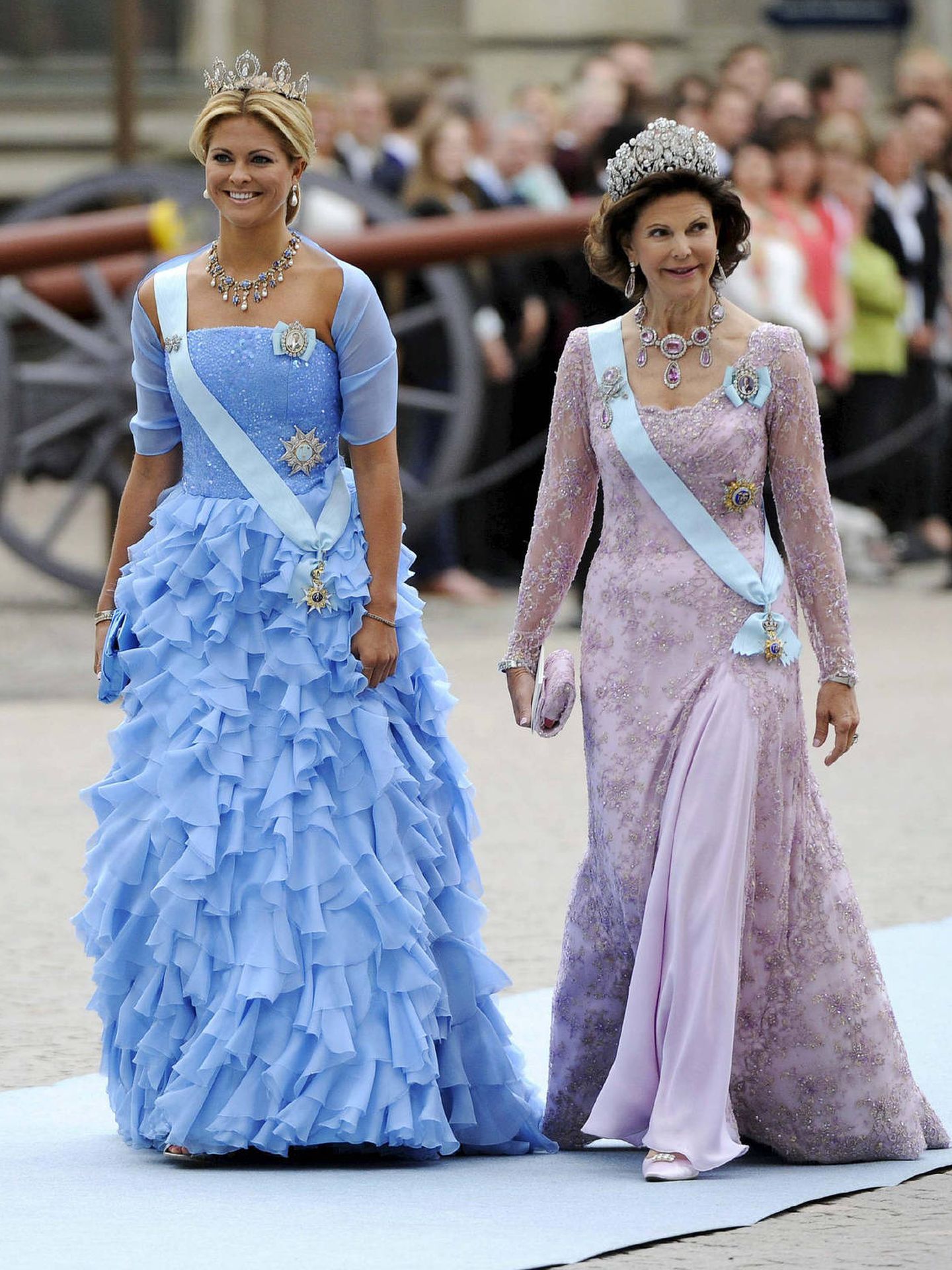 Magdalena de Suecia y su madre, la reina Sylvia, llegando a la boda de Victoria. (EFE)