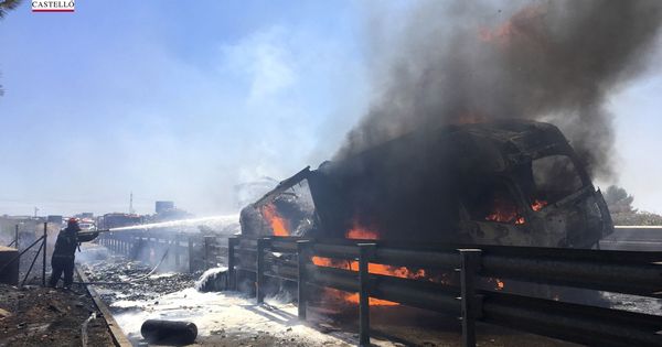 Foto: El incendio de un camión provocó su explosión (EFE)