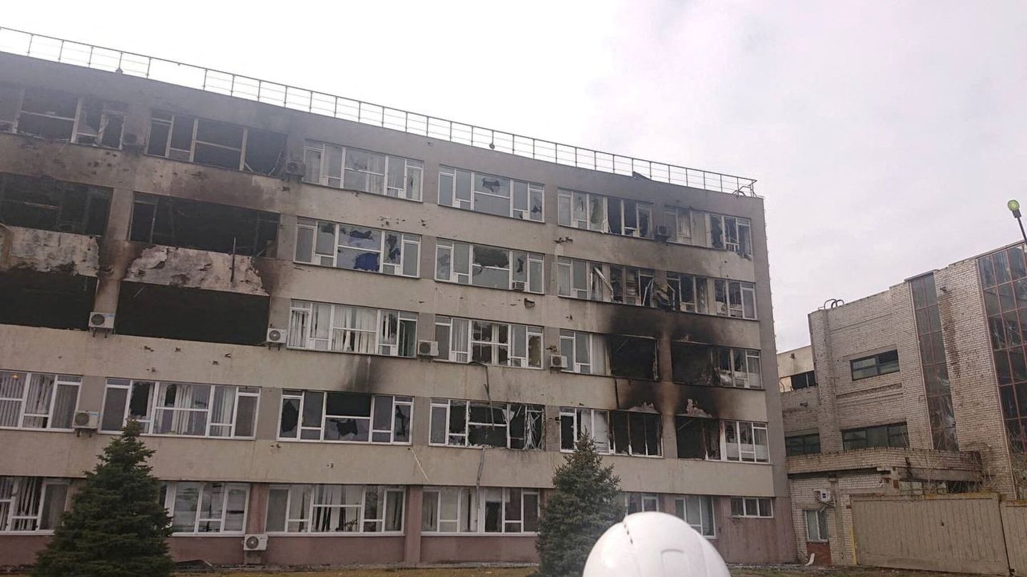 Un edificio dañado por misiles en Zaporiyia. (Reuters)