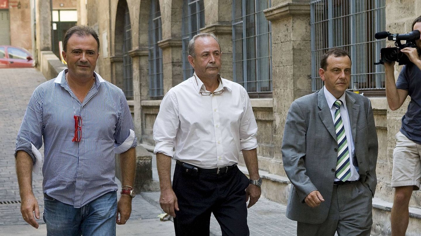 Los fiscales anticorrupción de baleares Pedro Horrach (d) y Miguel Ángel Subirach (iz), junto al juez José Castro, en Palma en una imagen de 2009. (EFE)