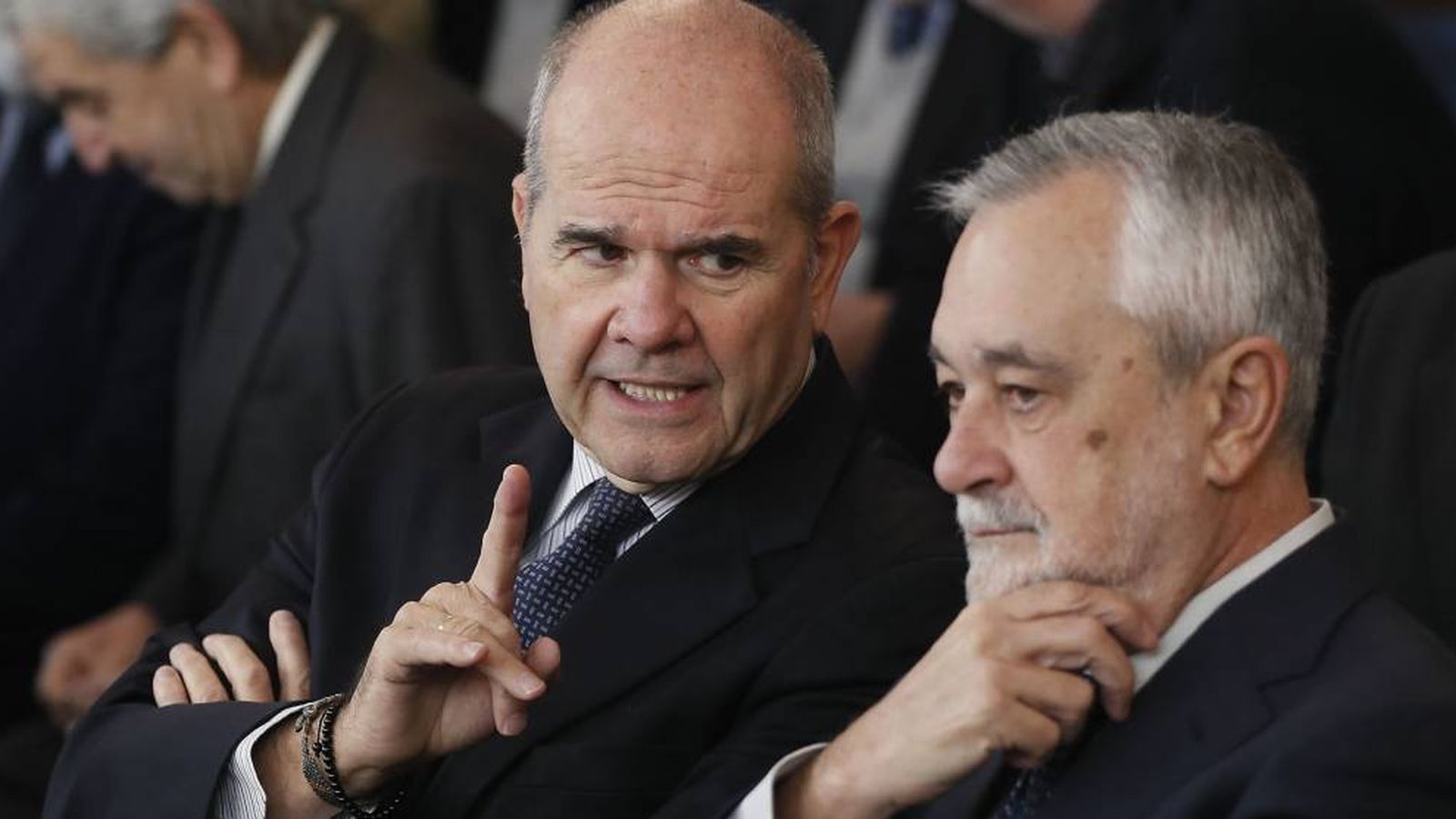 Foto: Los expresidentes andaluces Manuel Chaves (i) y José Antonio Griñán (d). (EFE)