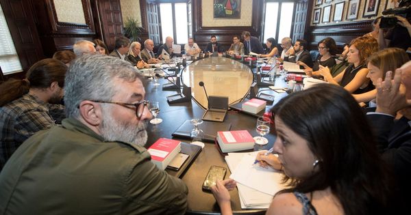 Foto: Imagen de archivo del presidente de la cámara catalana, Roger Torrent (c) durante la reunión de la Mesa del Parlament. (EFE)