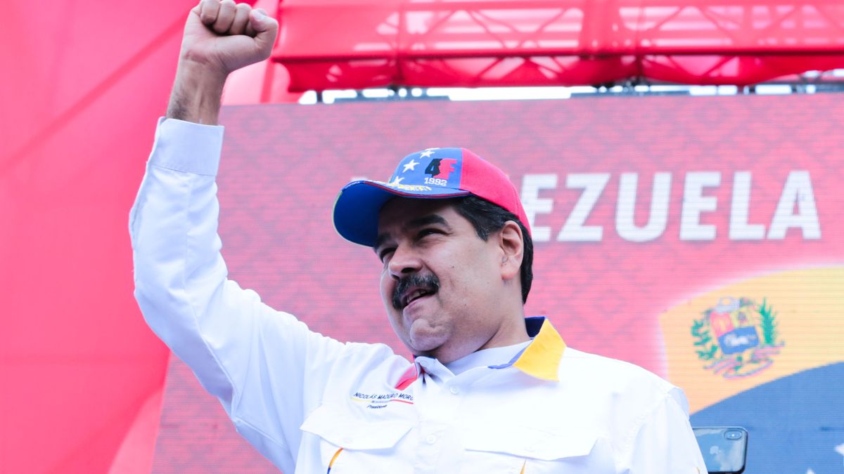 EEUU planea rescatar y dolarizar Venezuela si cae Maduro, que moviliza a las tropas