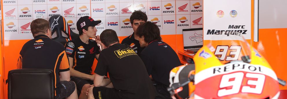 Marc Márquez junto a su equipo durante los tes de Sepang (Repsol Media | Jaime Olivares y Friedemann Kirn).