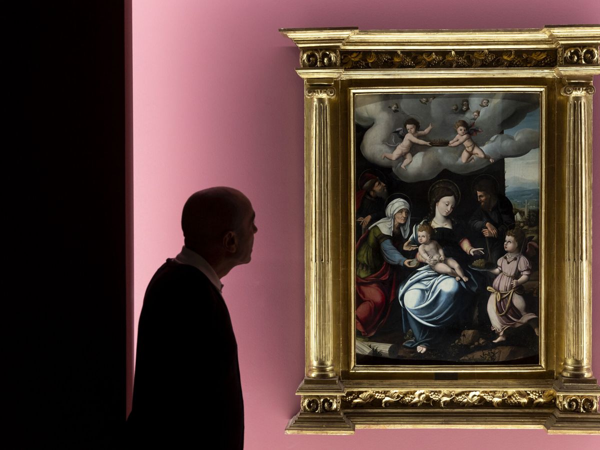 Foto: Una persona observa la obra 'La sagrada familia' de Jan Van Scorel, durante la inauguración de la exposición 'Vino. Arte y símbolo". (EFE/Daniel Pérez)