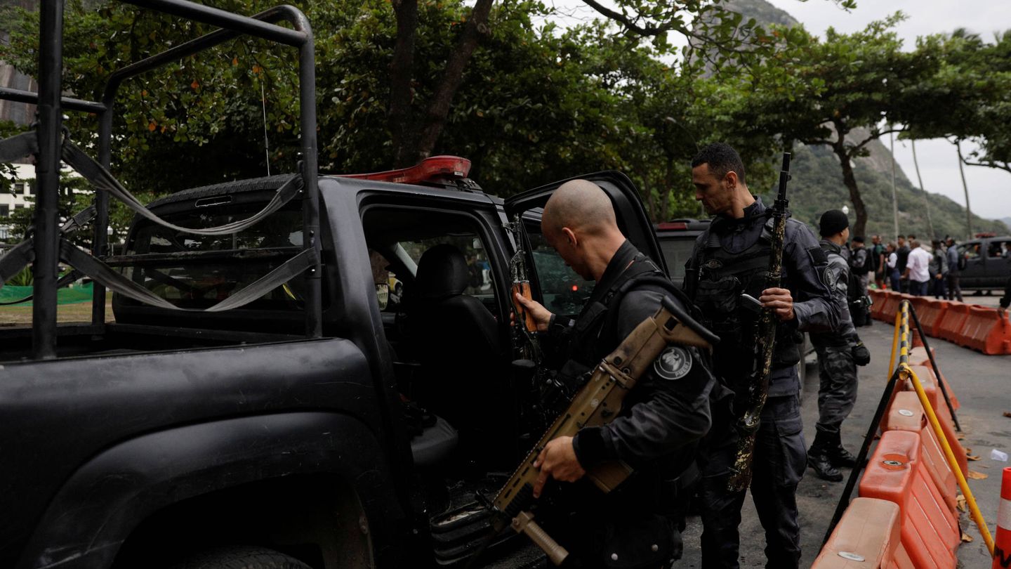 Agentes con armas requisadas tras enfrentamientos con narcos en la colina de Babilonia, Río de Janeiro. (Reuters)