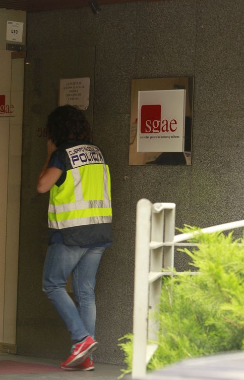 Efectivos policiales en la sede de la SGAE el pasado martes (Efe)