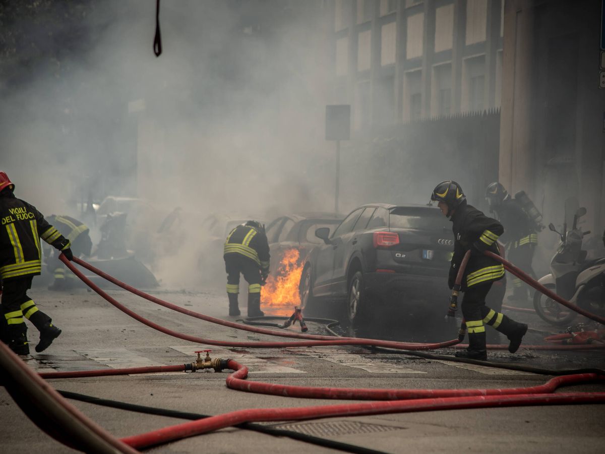 Foto: Uno de los coches afectados por el fuego. (EP/DPA/Claudio Furlan/Lapresse Via Zuma)