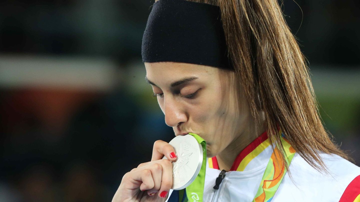 La taekwondista Eva Calvo posa con la medalla de plata conseguida en Río 2016. (EFE)