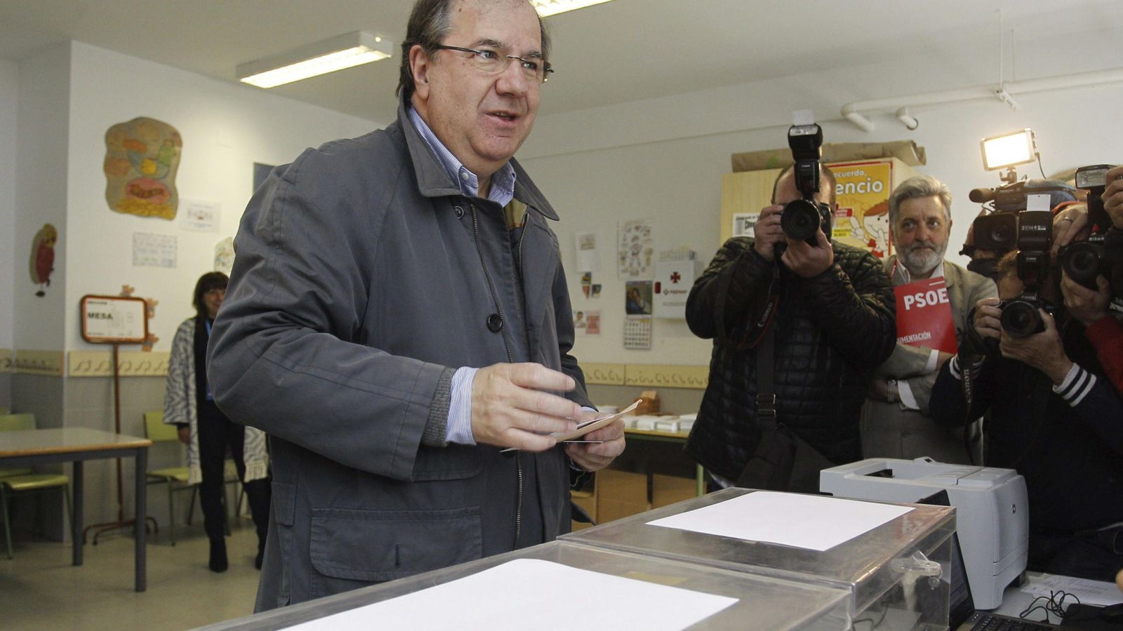 Foto: El candidato del PP a la presidencia de la Junta de Castilla y León, Juan Vicente Herrera, vota en las elecciones del 24-M (EFE)