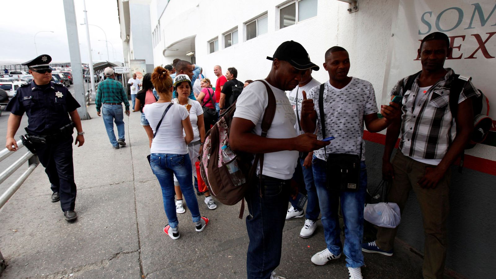 Foto: Inmigrantes cubanos se disponen a cruzar la frontera de EEUU en Ciudad Juárez, México, tras volar desde Panamá, el 17 de mayo de 2016 (Reuters)