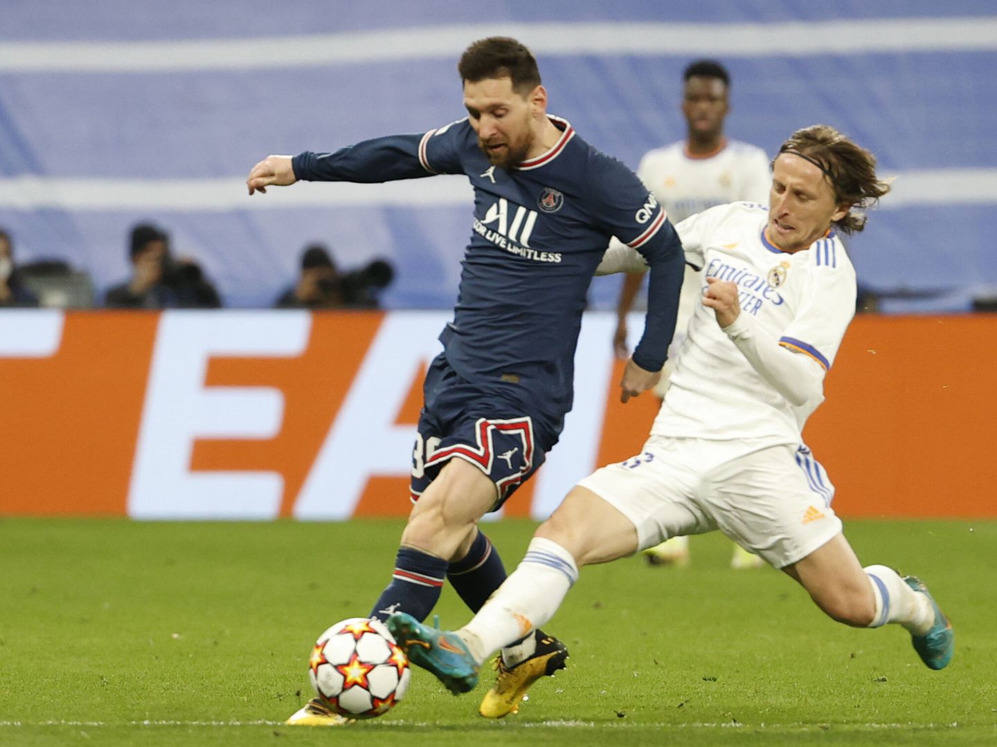 Messi disputa un balón con Modric 