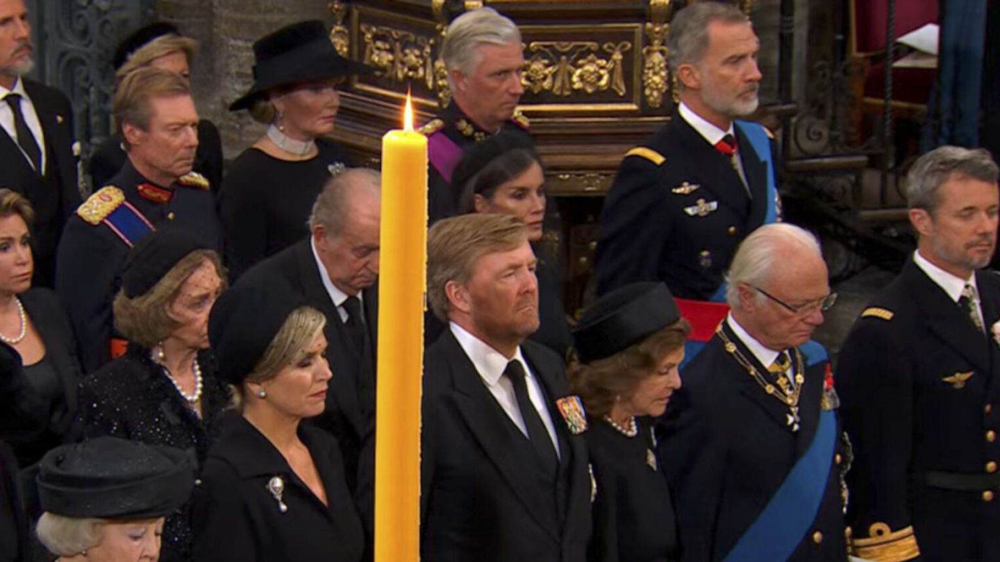 Los Reyes, junto a los eméritos en el funeral de Isabel II. (EFE)