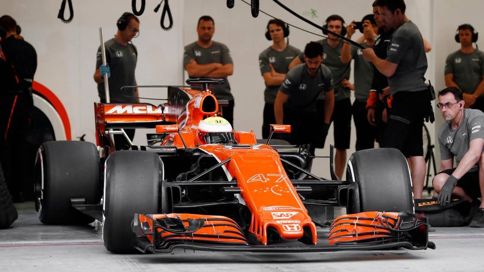 Foto: El McLaren de Oliver Turvey este martes. (Foto de @McLarenF1)