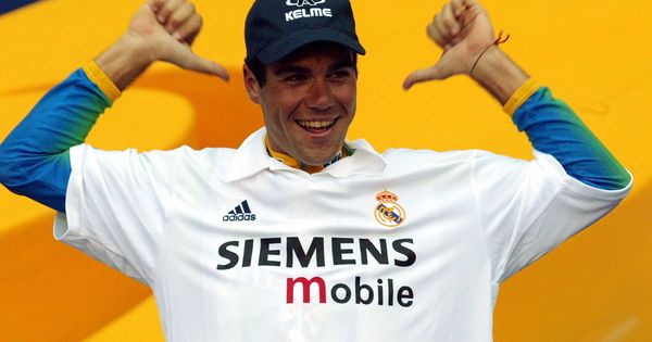 Foto: Aitor González posa con una camiseta del Real Madrid en el podio final de la Vuelta a España 2002, en el Santiago Bernabéu. (Reuters)