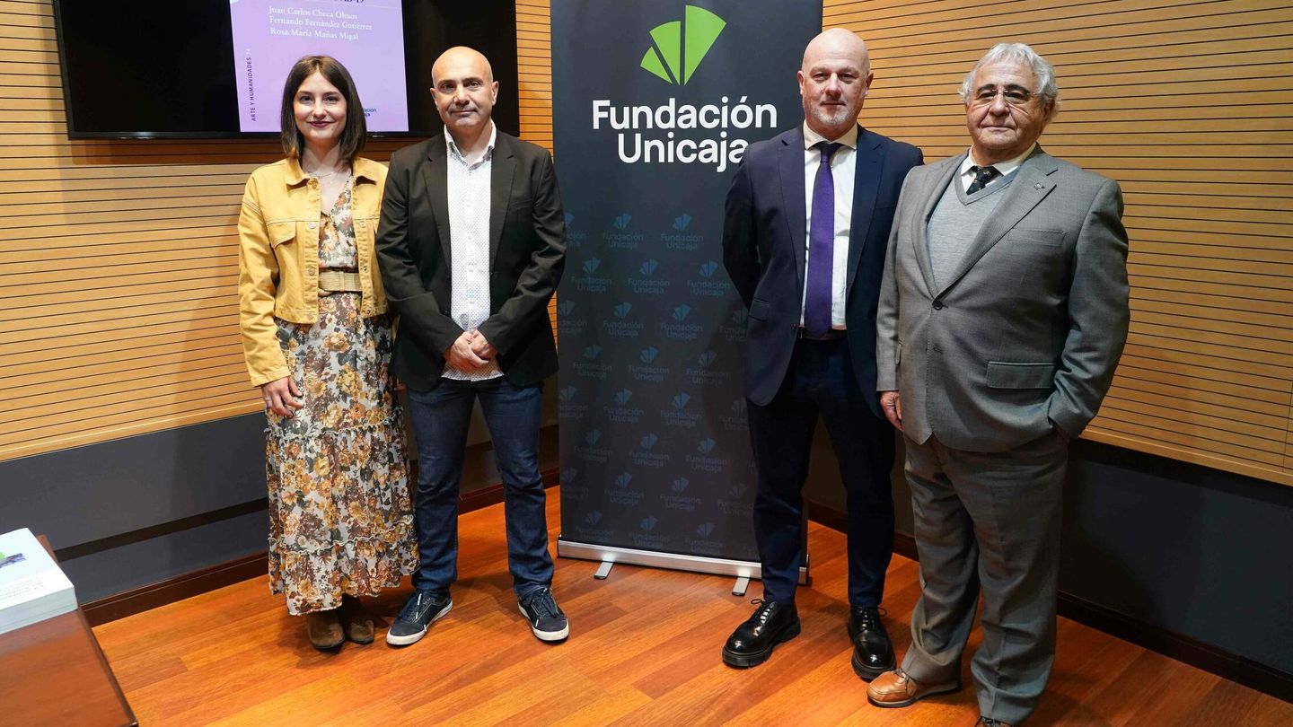Rosa María Mañas, Juan Carlos Checa, Francisco Cañadas y Fernando Fernández durante la presentación del libro. (Fundación Unicaja)
