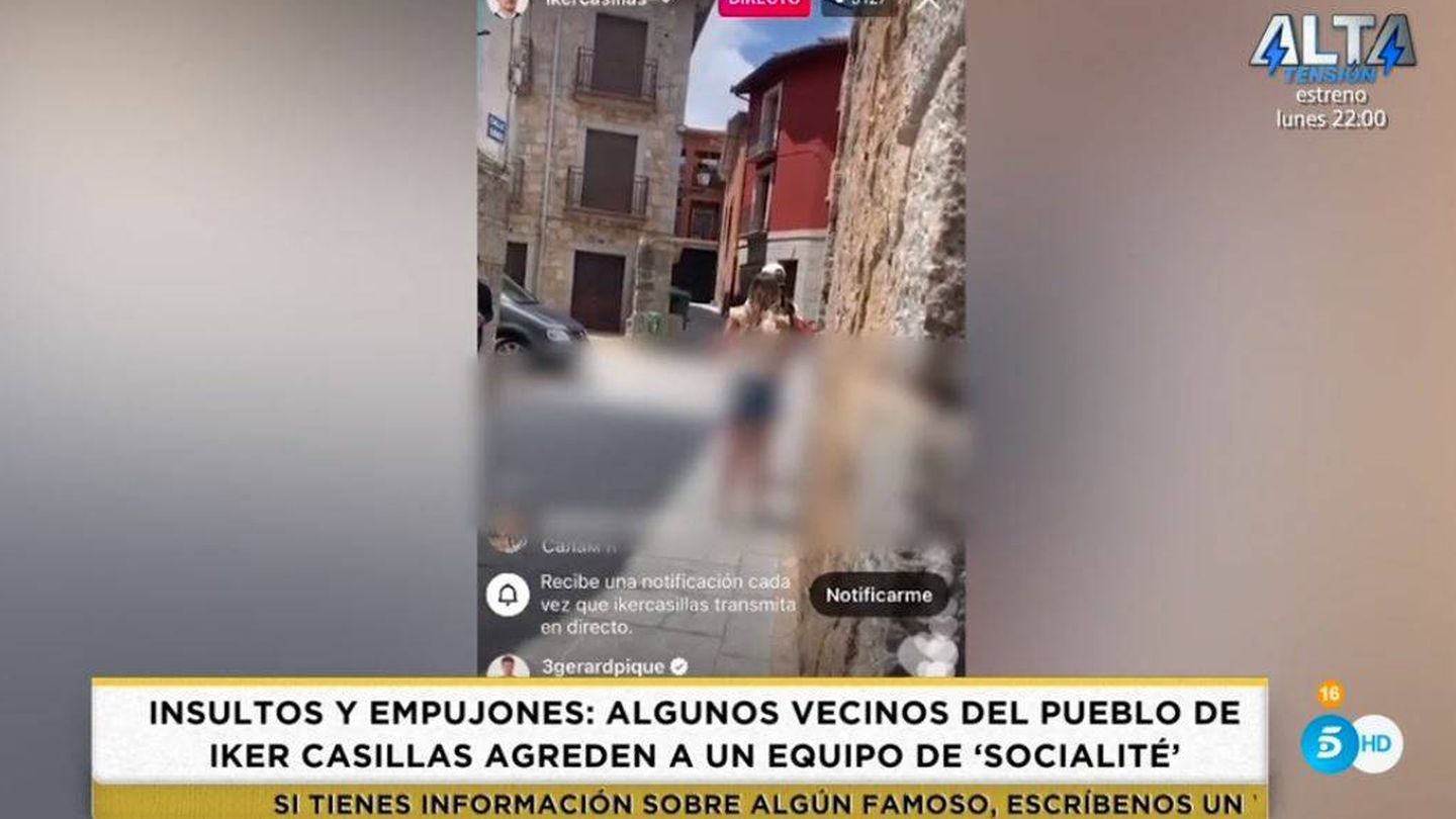 Iker Casillas graba a la reportera de 'Socialité'. (Mediaset España)