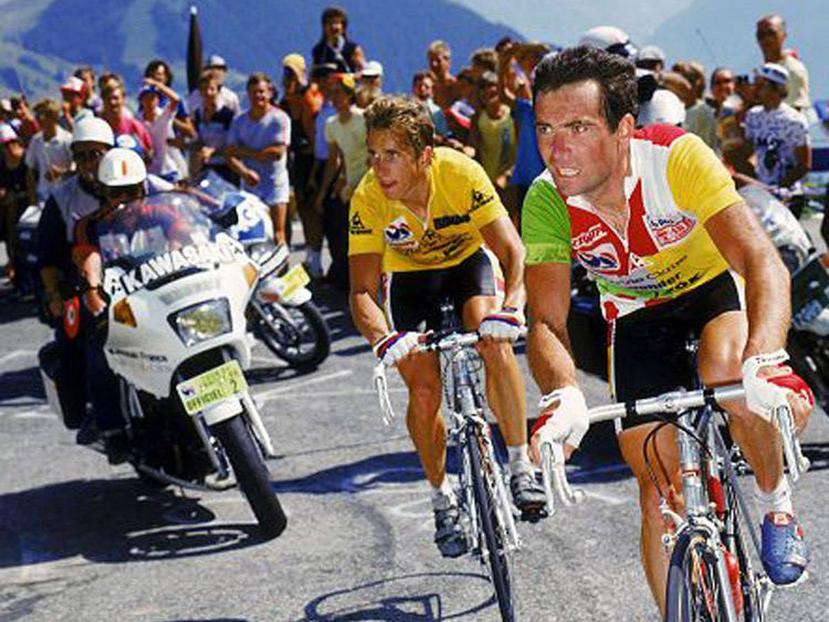 Foto: Hinault y Lemond, en su célebre subida a Alpe d'Huez en el Tour de 1986. (RTVE)