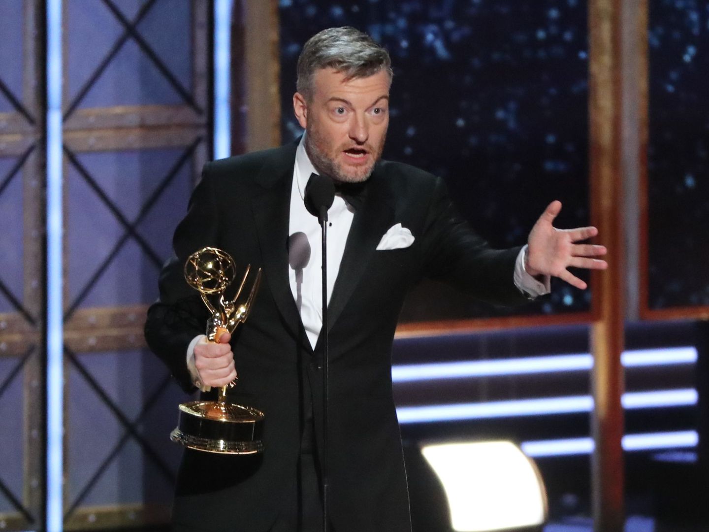 Charlie Brooker agradeciendo el Emmy al mejor guión de miniserie. (Reuters)
