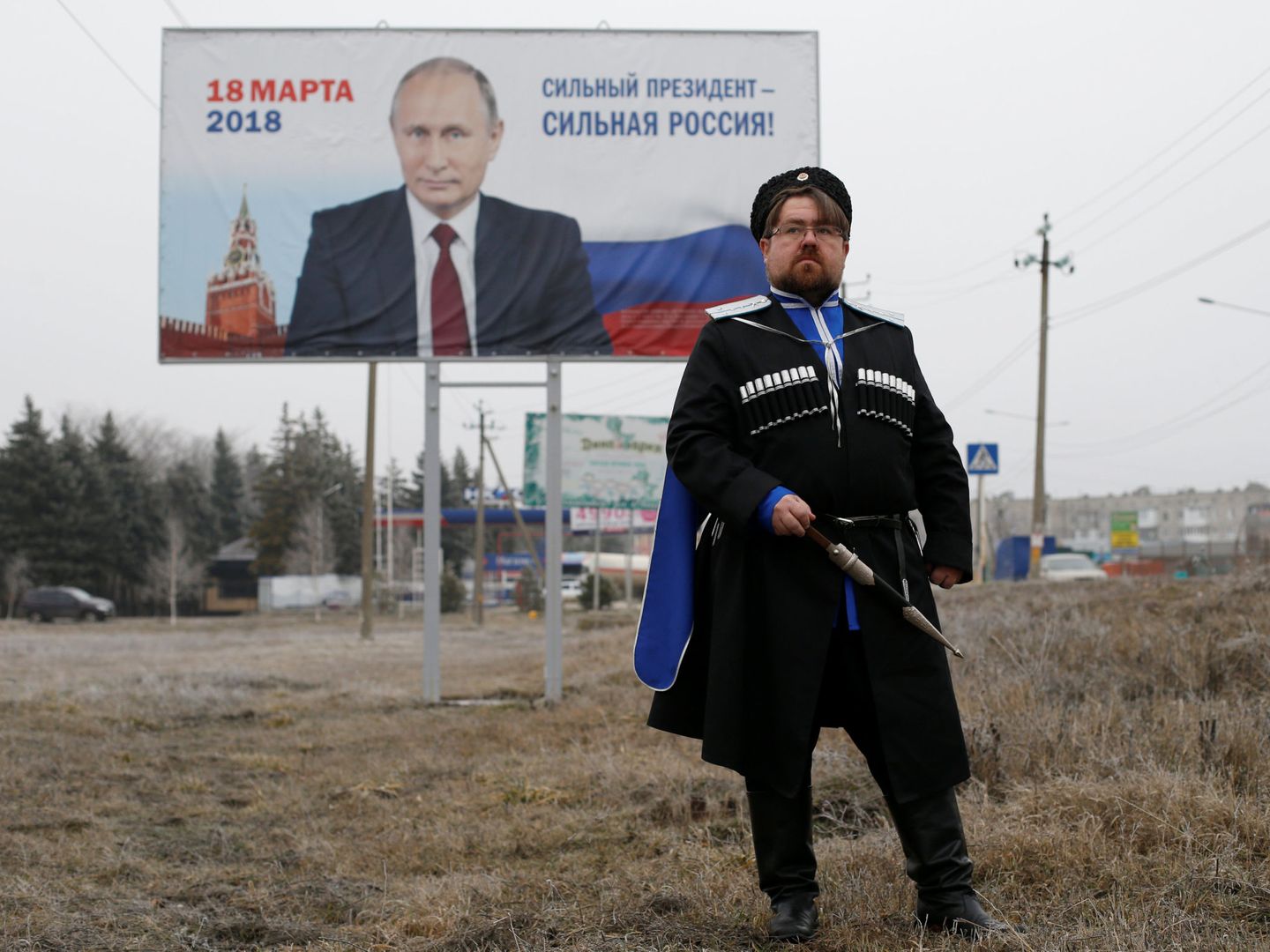 Andrei Vorontsov, de 42 años y simpatizante de Putin, posa ataviado con el traje cosaco local, en Mikhaylovsk, en la región de Stavropol. (Reuters)