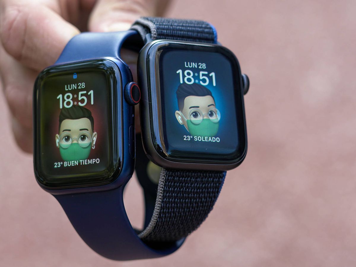 Foto: El Apple Watch Series 6 (i) y el Apple Watch SE (d) no se distinguen a simple vista. (M. Mcloughlin)