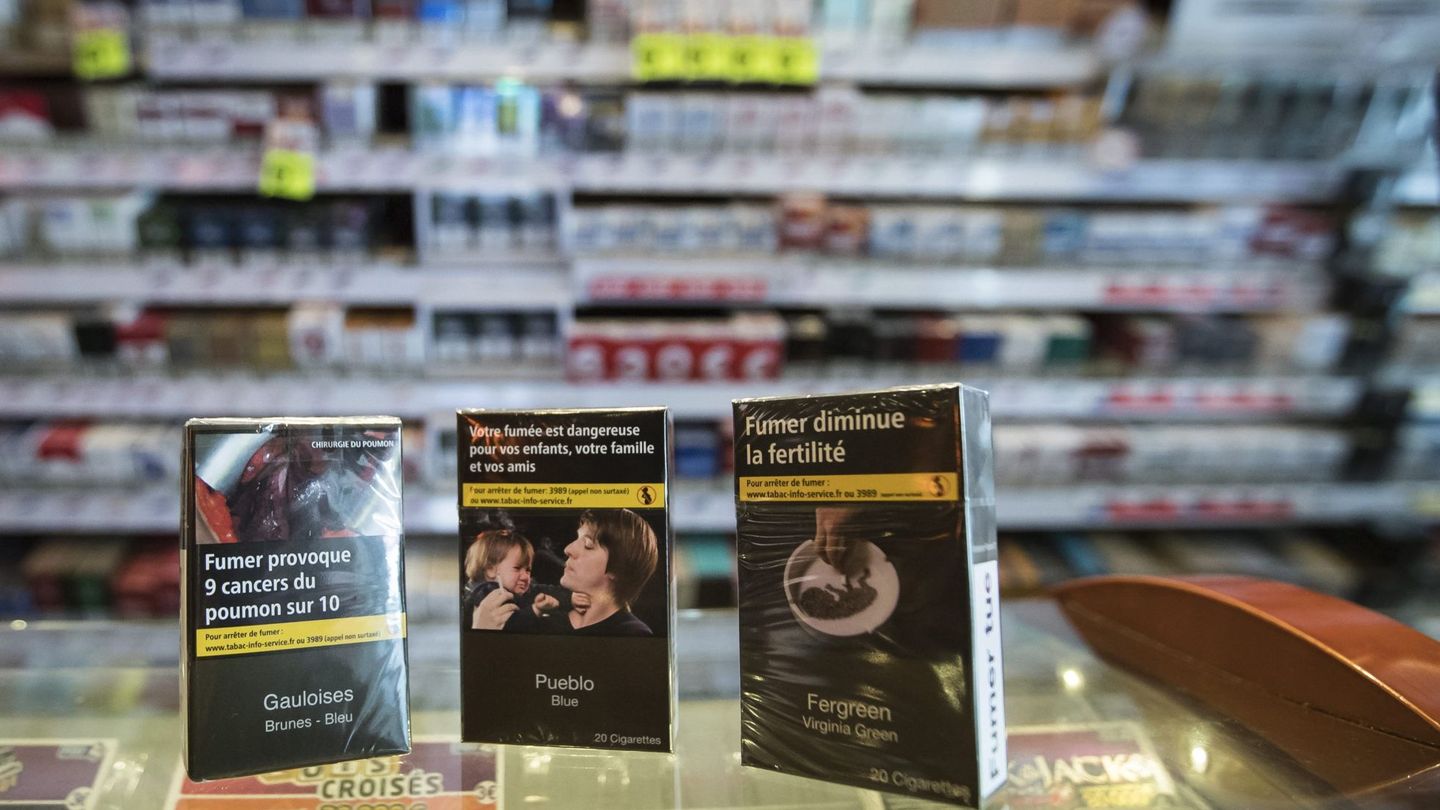Cajetillas de tabaco genéricas para todas las marcas, que contienen imágenes alusivas a los peligros del tabaco, en París. (EFE/ Ian Langsdon)