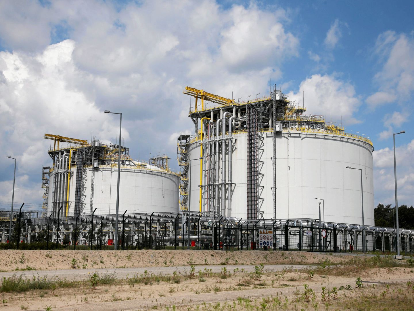 La terminal de LNG en Swinoujscie, Polonia, recién terminada, en junio de 2017. (Reuters)