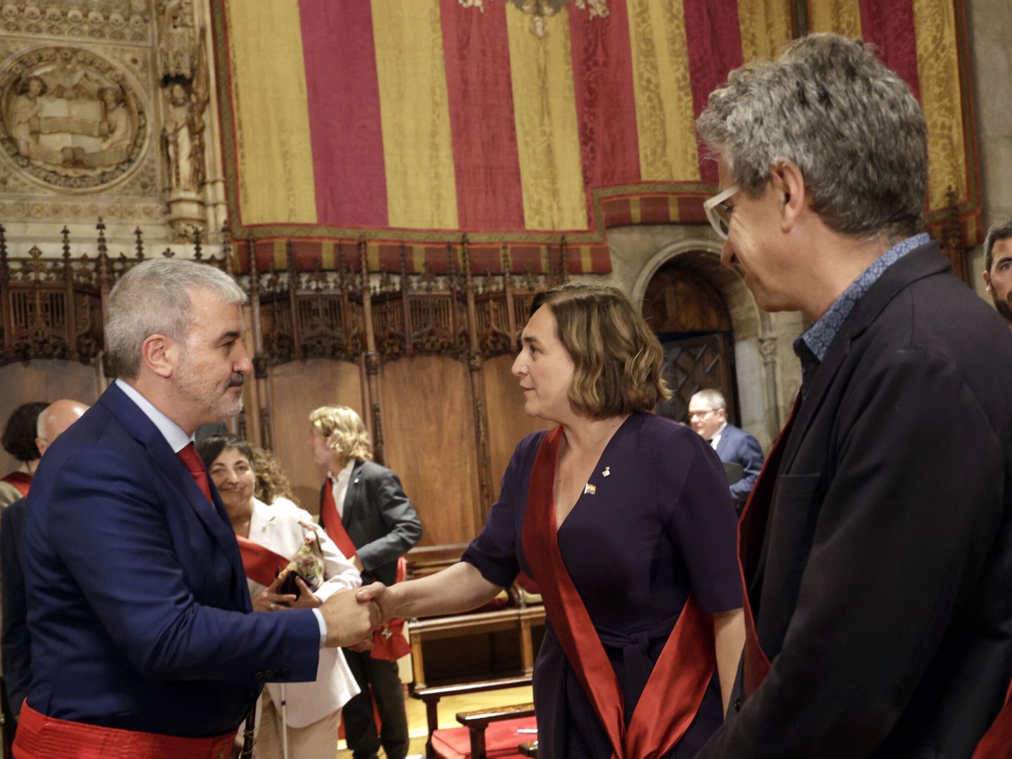 El socialista Jaume Collboni saluda Ada Colau tras ser elegido alcalde de Barcelona. (EFE/Quique García)