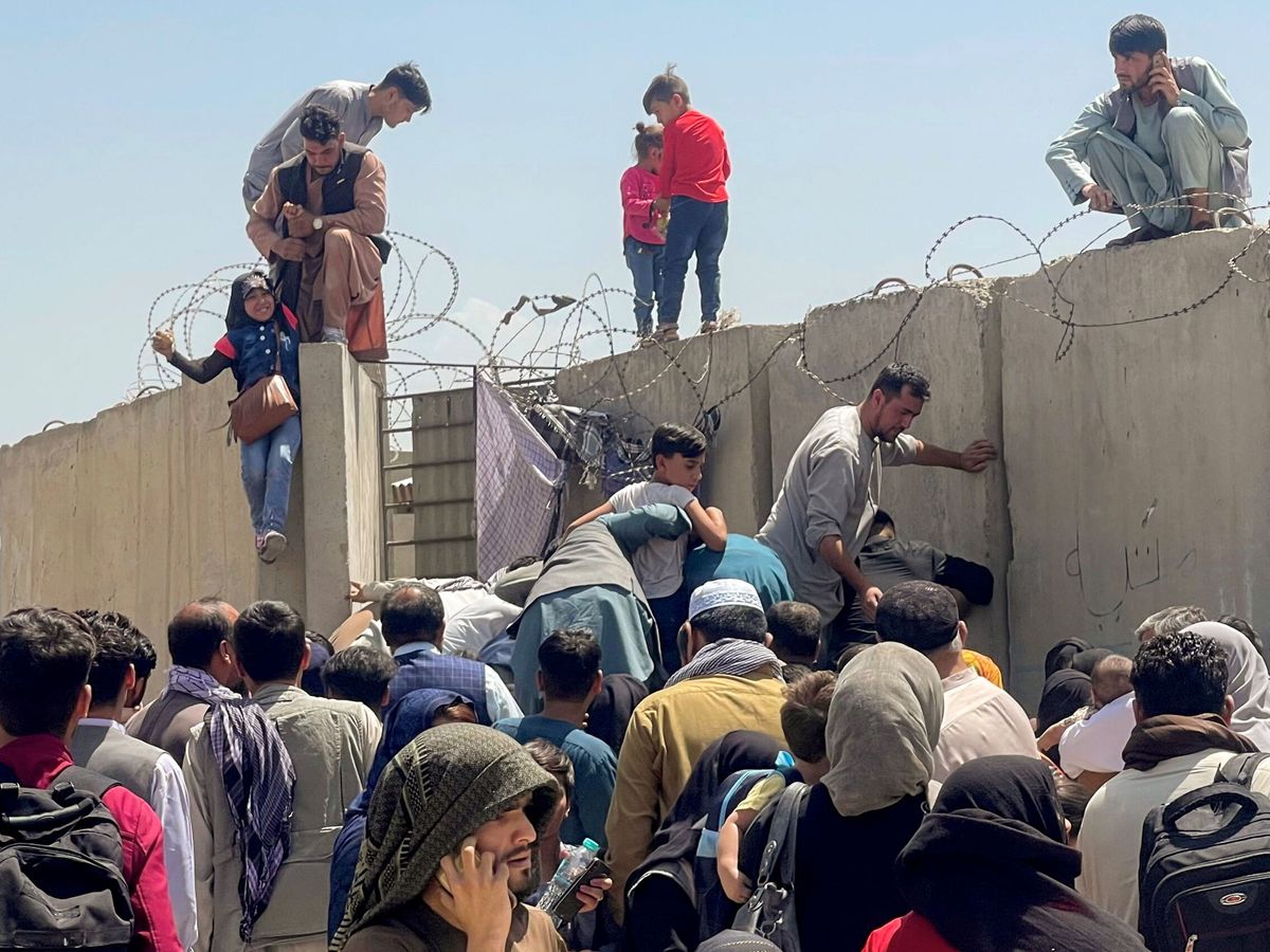 Foto: Miles de personas tratan de acceder al aeropuerto internacional Hamid Karzai de Kabul para escapar del país (Reuters)