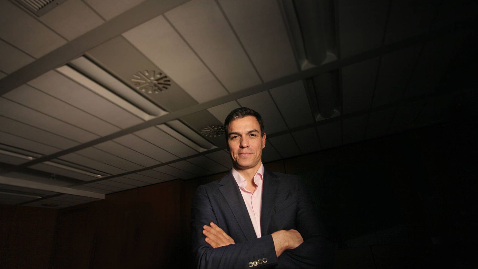Foto: Pedro Sánchez, en su despacho en Ferraz, con El Confidencial este 27 de febrero. (Enrique Villarino)