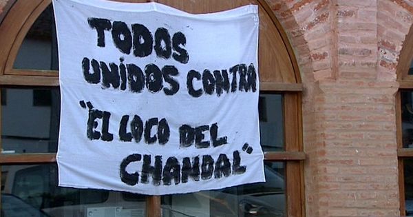Foto: Vecinos de Almadén de la Plata se concentran contra el 'loco del chándal'. (EFE)