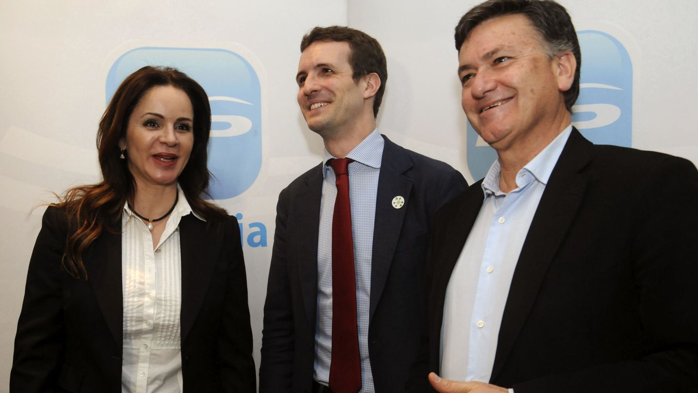 Pablo Casado junto a Silvia Clemente, y el presidente del PP segoviano, Francisco Vázquez. (EFE)