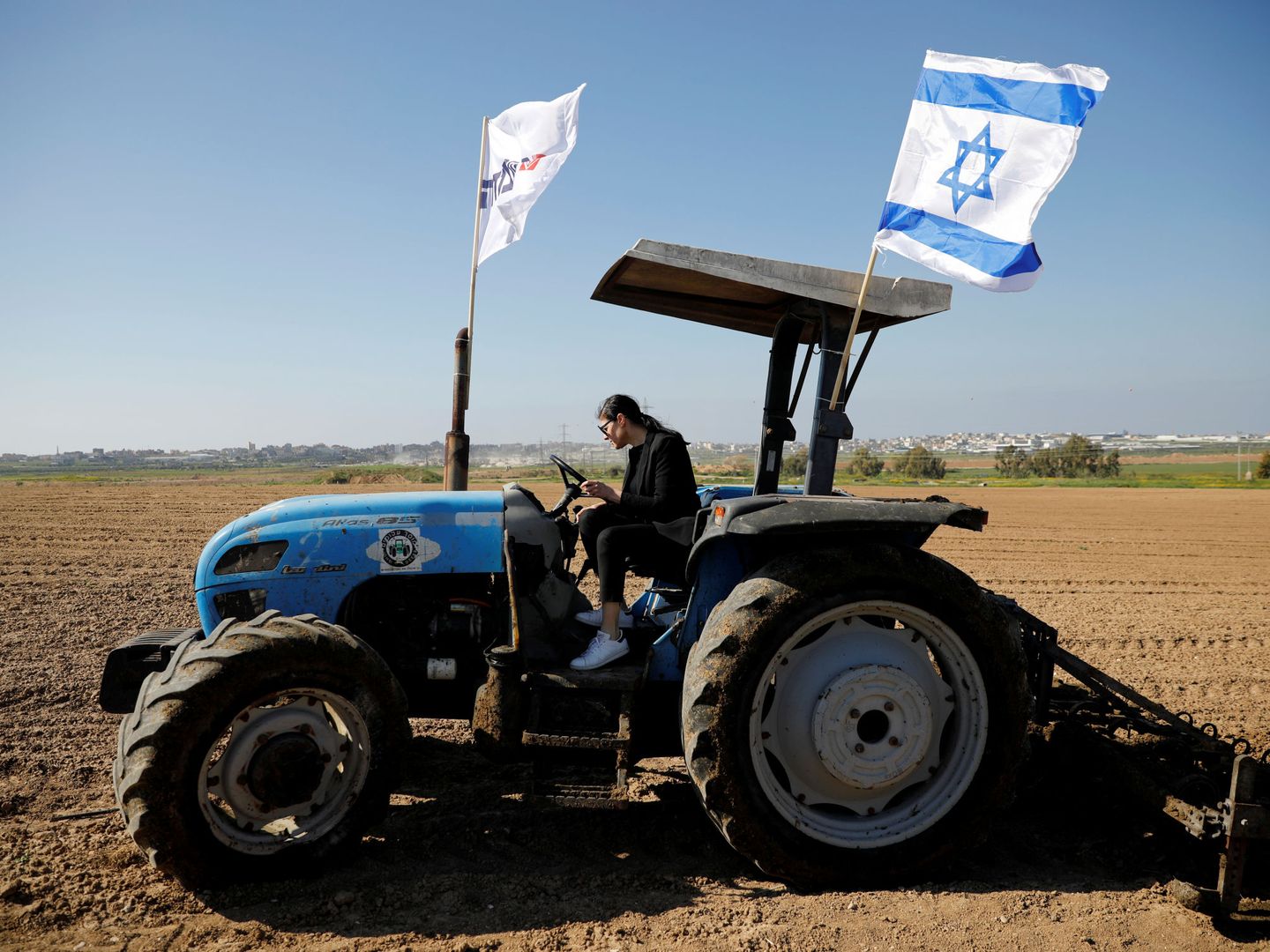 Merav Michaeli en un acto de campaña en un kibbutz. (Reuters)