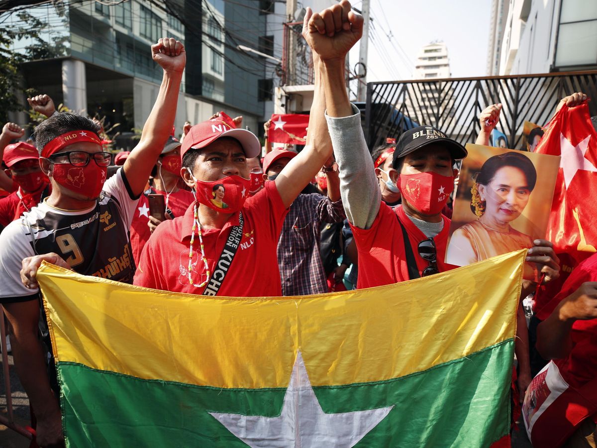 Foto: Ciudadanos de origen birmano protestan contra el golpe de Estado en Bangkok, Tailandia. (EFE)