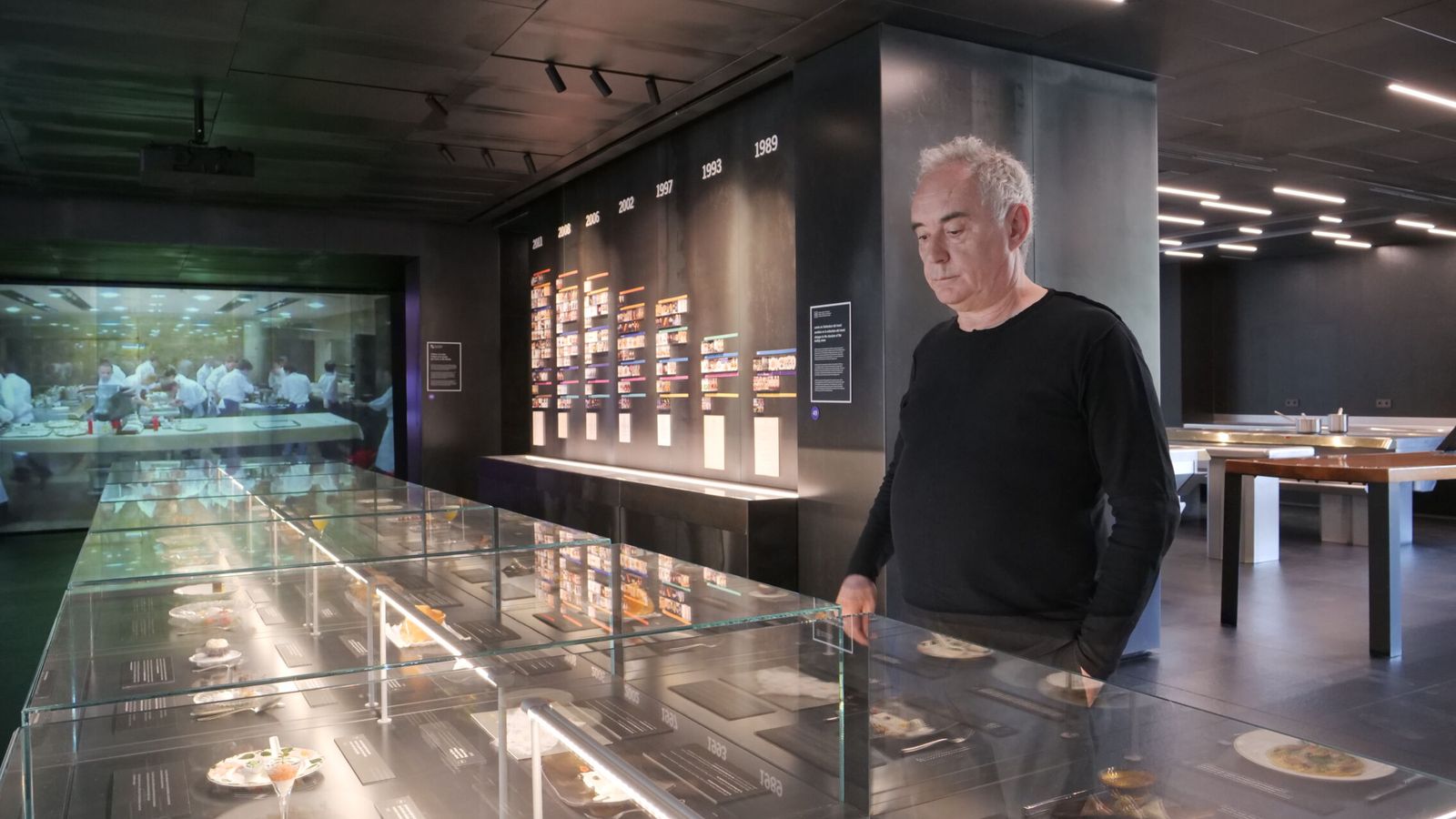 Ferran Adrià posa ante la vitrina en la que se reproducen algunos de sus platos más icónicos de El Bulli, restaurante considerado el más influyente del mundo y que el pasado junio reabrió sus puertas transformado en un museo.